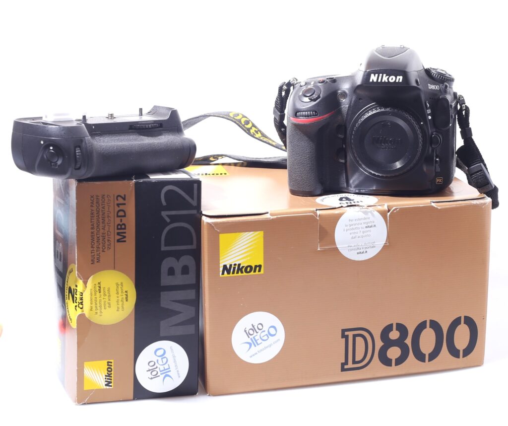 FOTOCAMERA DIGITALE REFLEX FF NIKON D800 + MB-D12.