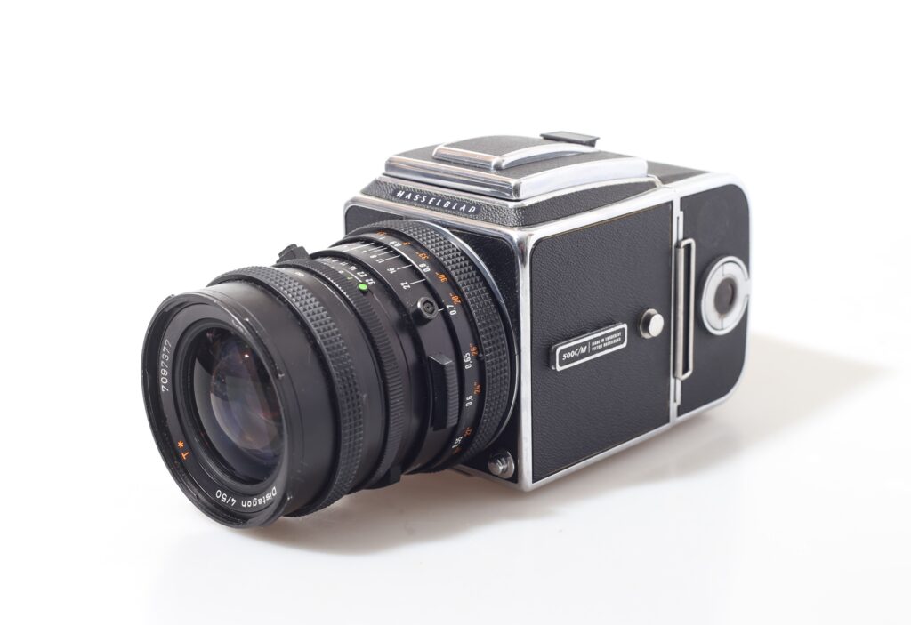 FOTOCAMERA HASSELBLAD 500 C/M + 50 MM F/4 + MAGAZZINO.