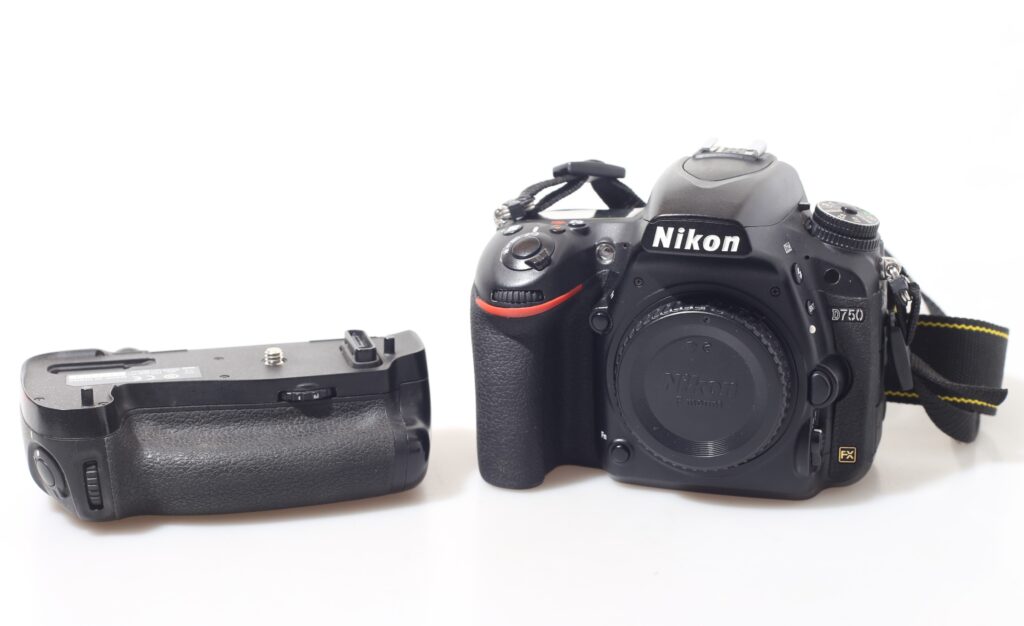 FOTOCAMERA DIGITALE REFLEX FF NIKON D750 + MB-D16.