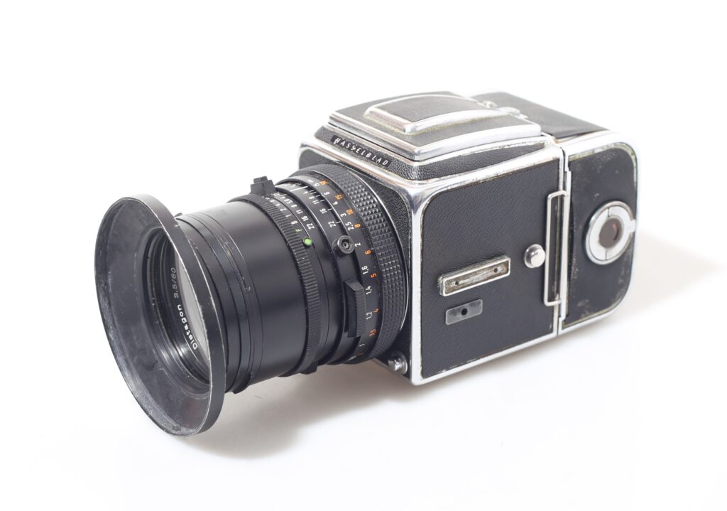 FOTOCAMERA ANALOGICA MEDIO FORMATO HASSELBLAD 500 C/M + 60 3.5.