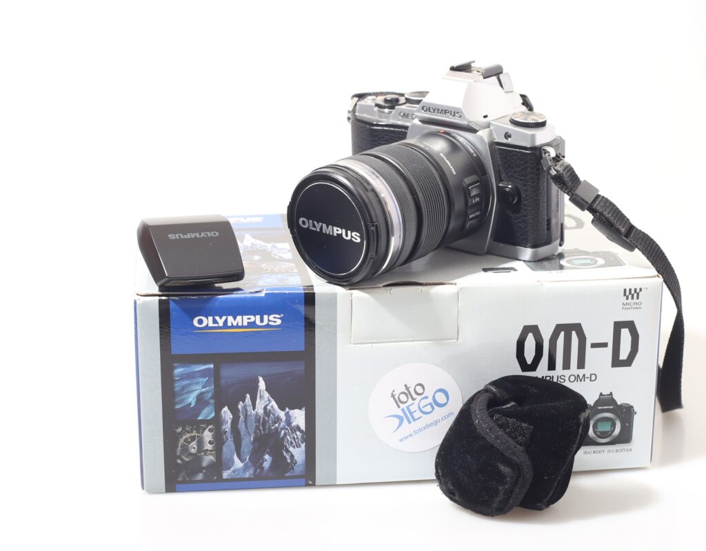 FOTOCAMERA DIGITALE OLYMPUS E-M5 + OLYMPUS 12-50 MM EZ.
